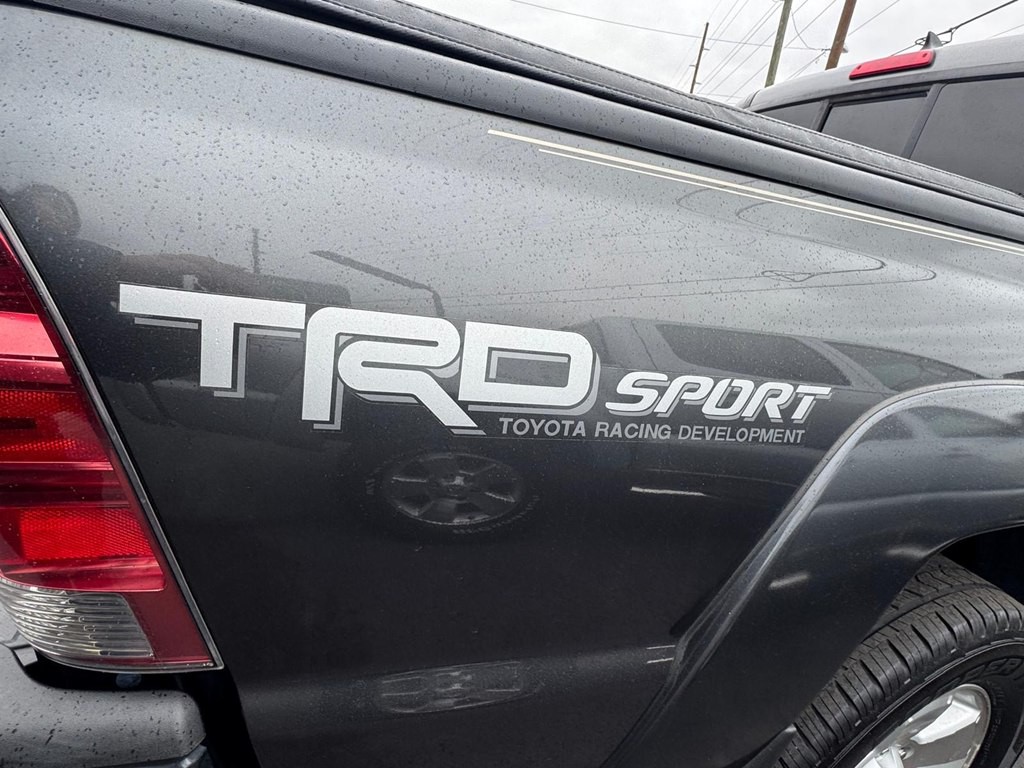 2015 Toyota Tacoma Image 17