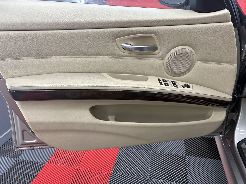 2011 BMW 3 Series Image 8