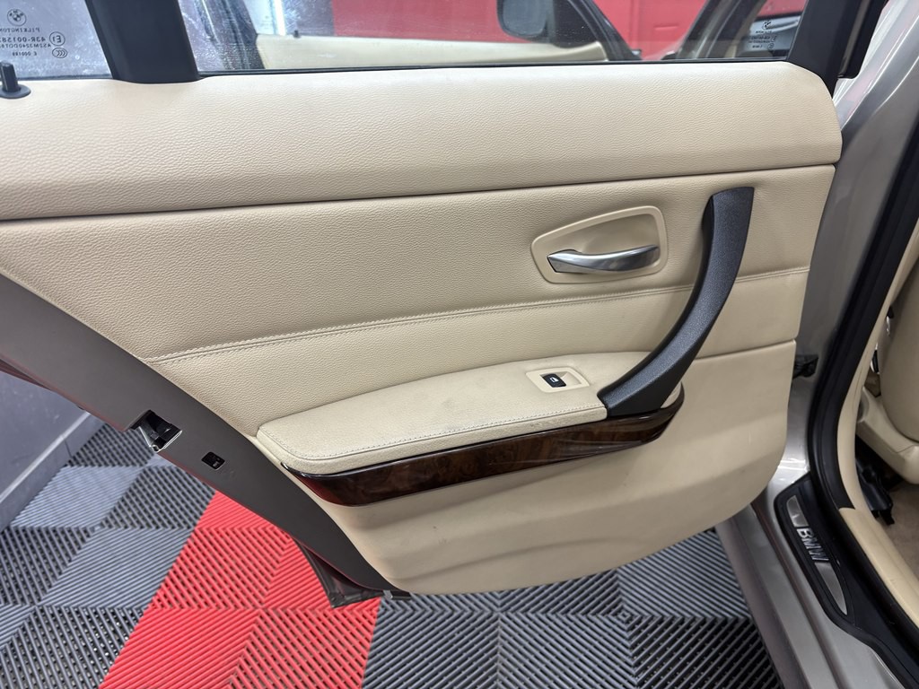 2011 BMW 3 Series Image 10