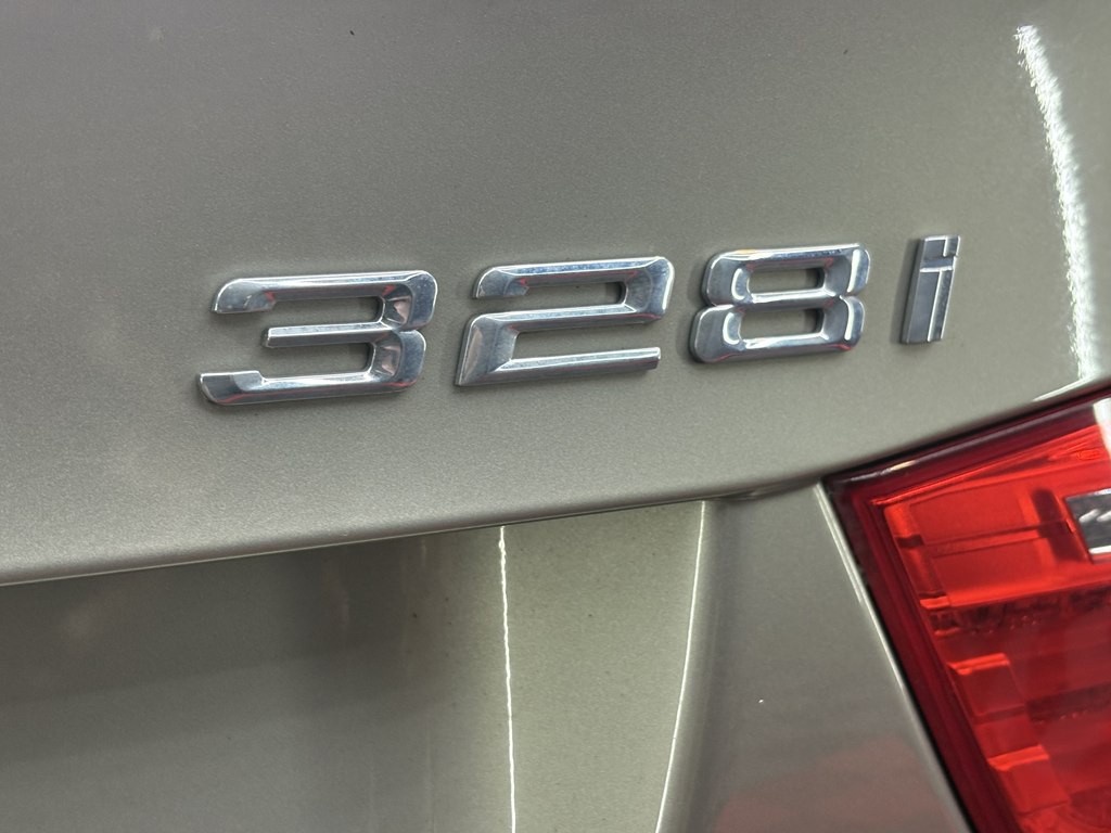 2011 BMW 3 Series Image 20