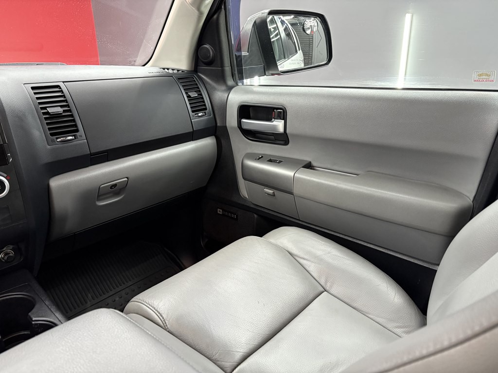 2017 Toyota Sequoia Image 16