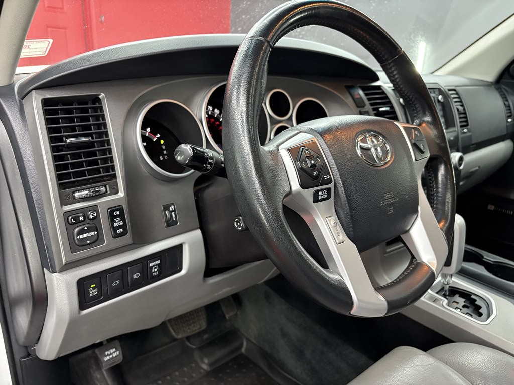 2017 Toyota Sequoia Image 17