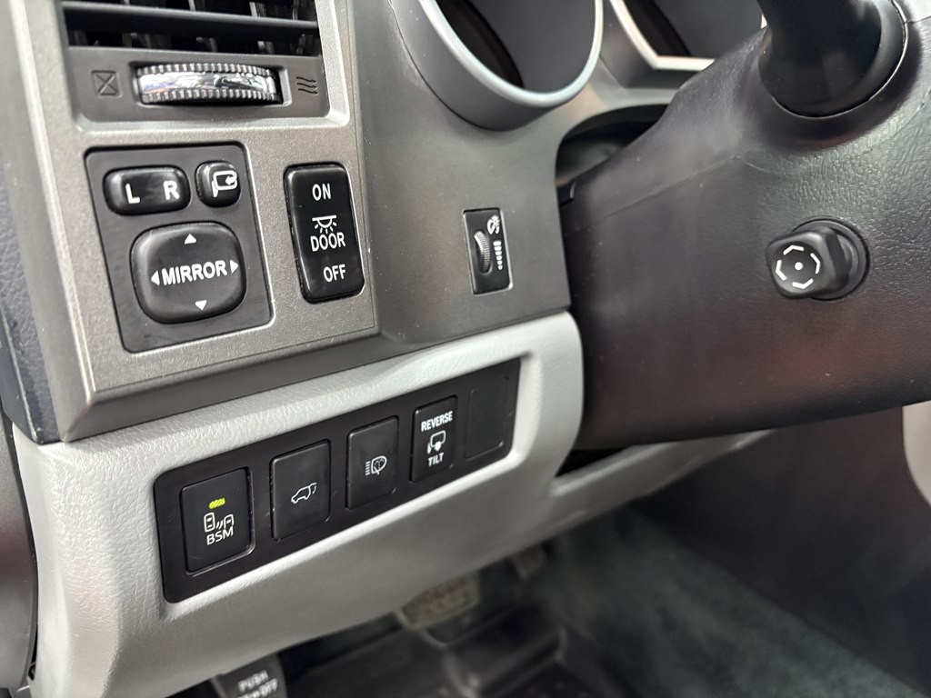 2017 Toyota Sequoia Image 18