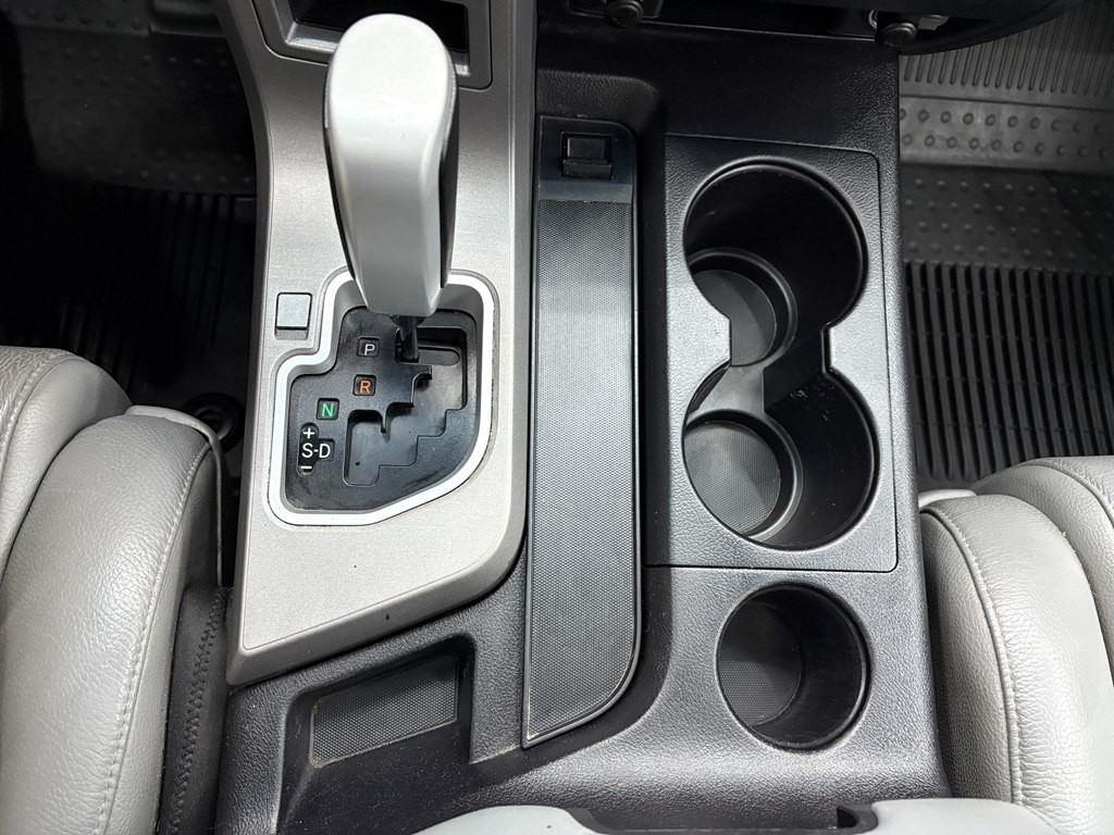 2017 Toyota Sequoia Image 21