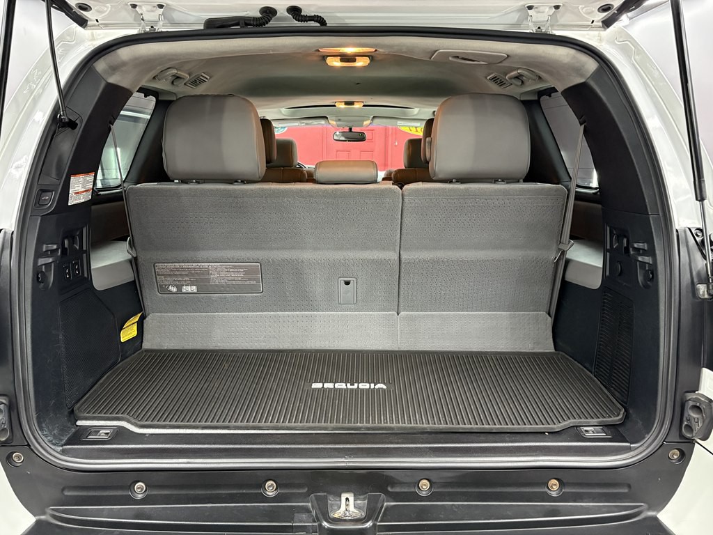2017 Toyota Sequoia Image 32