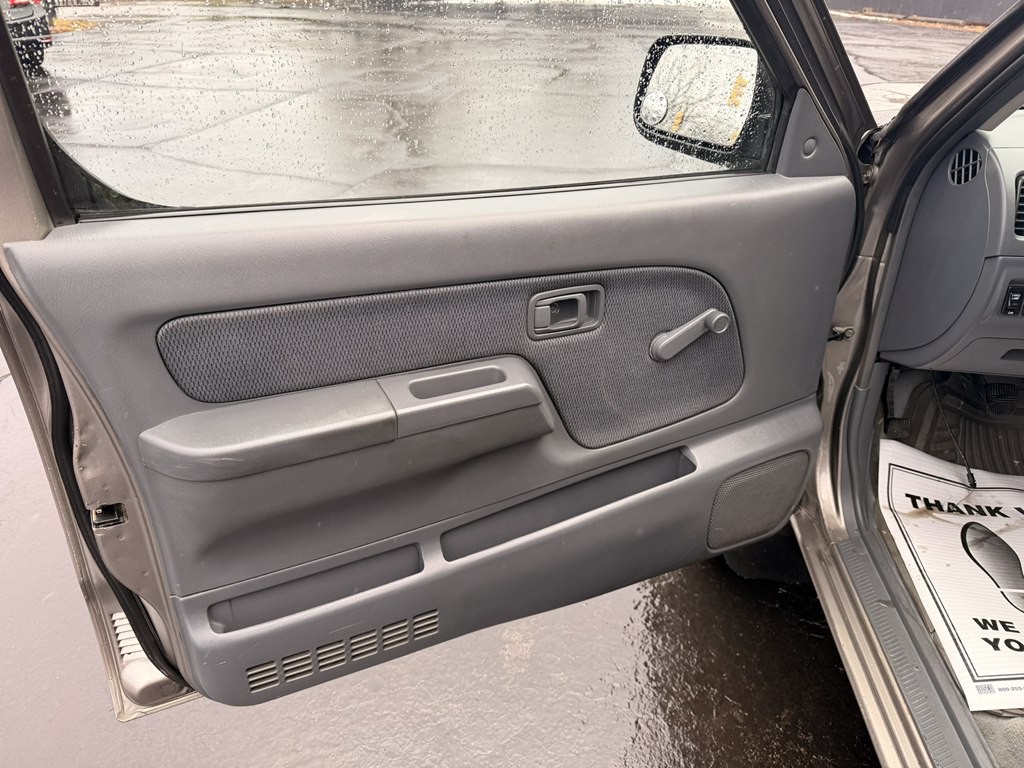 2003 Nissan Frontier Image 6