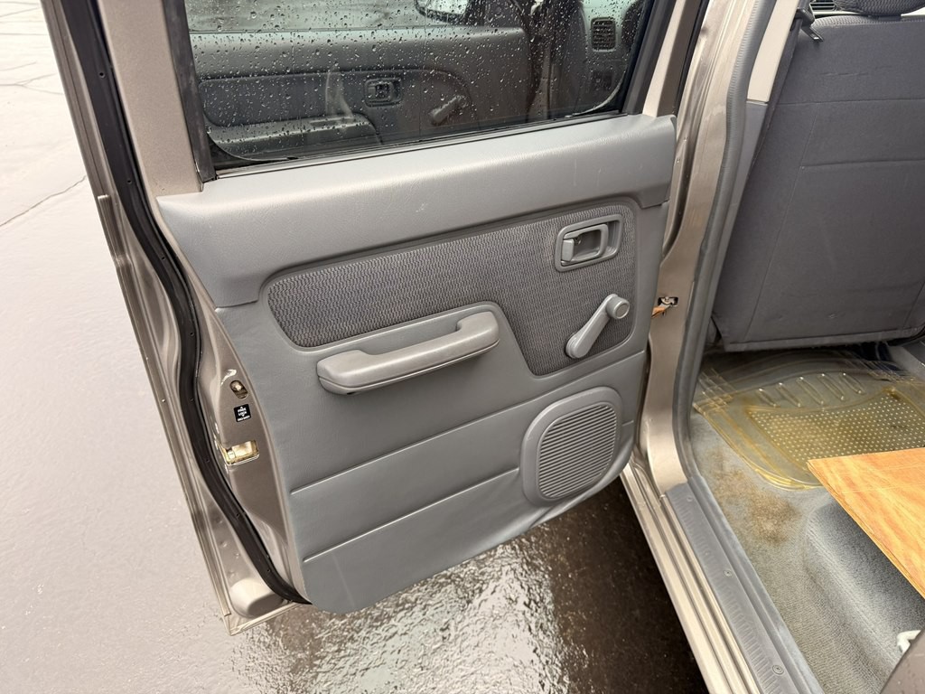 2003 Nissan Frontier Image 8
