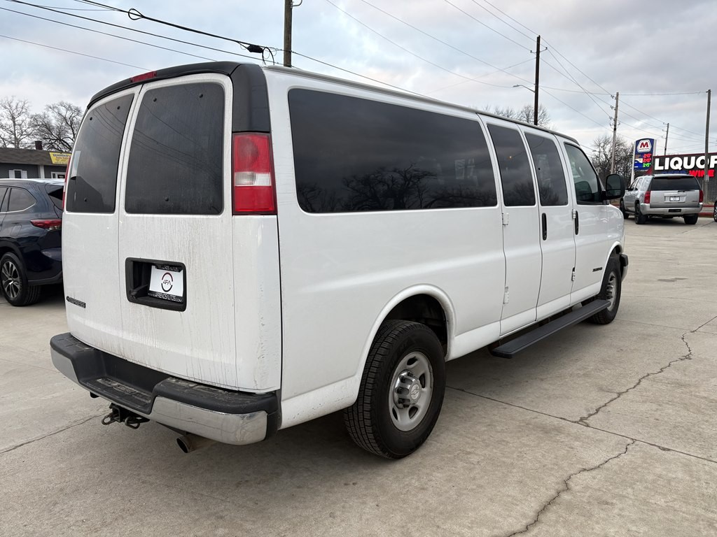 2017 Chevrolet Express Image 4