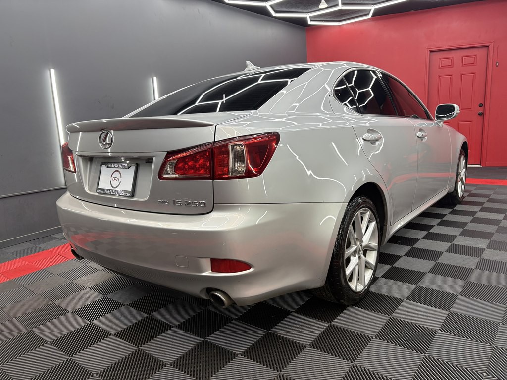 2011 Lexus IS Image 4