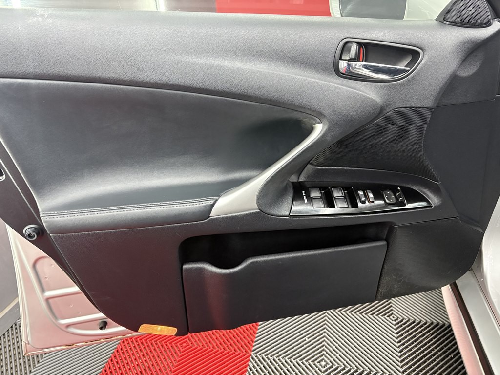 2011 Lexus IS Image 7