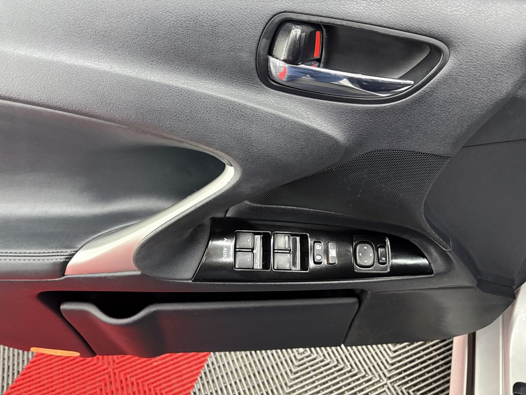 2011 Lexus IS Image 8