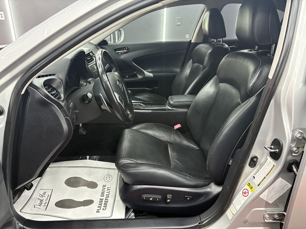 2011 Lexus IS Image 9