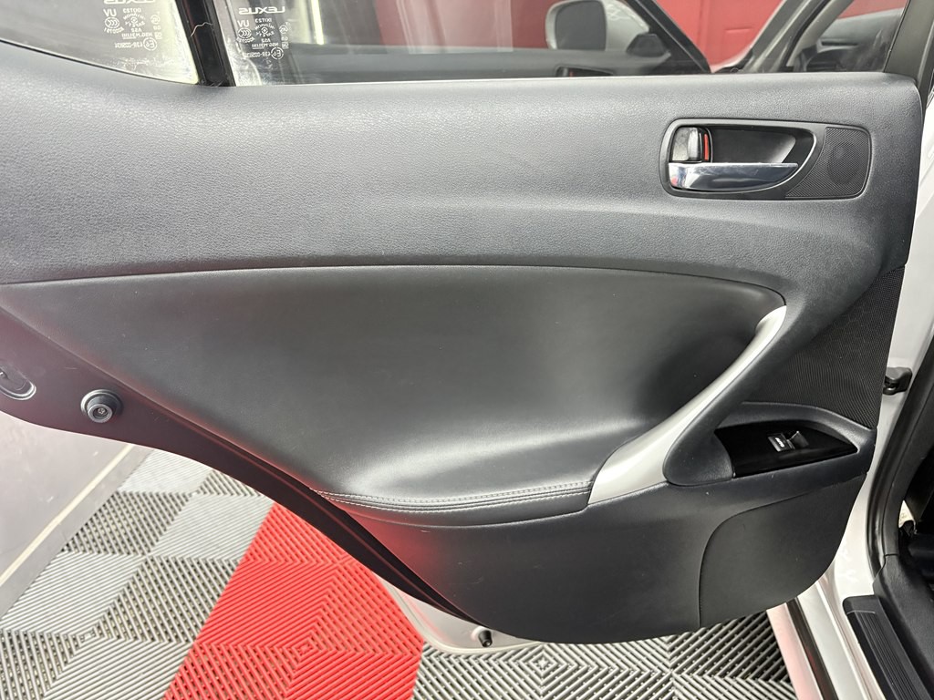 2011 Lexus IS Image 10