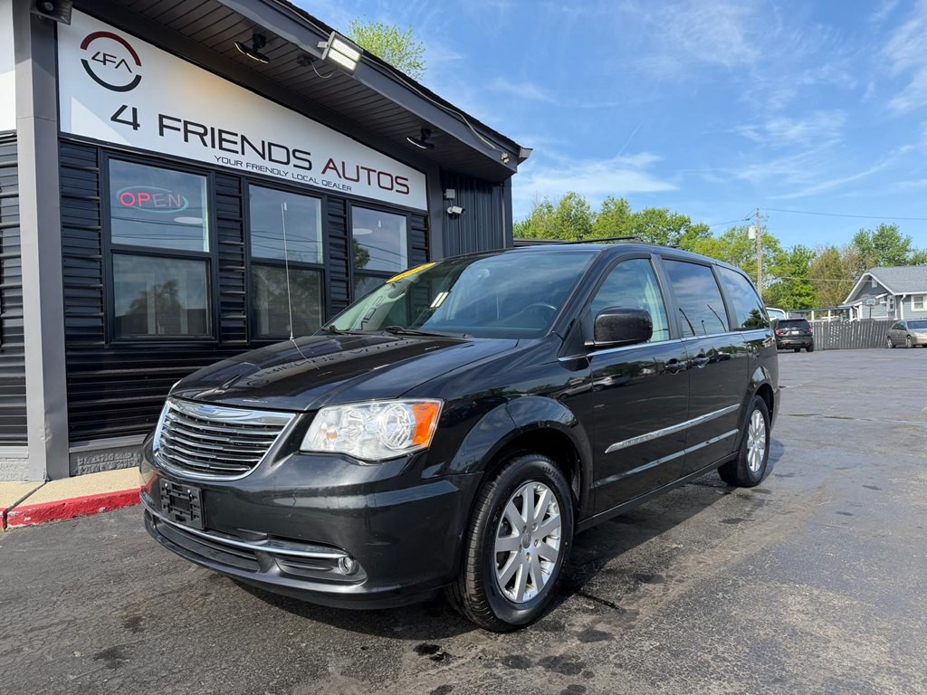 2015 Chrysler Town & Country Image 1