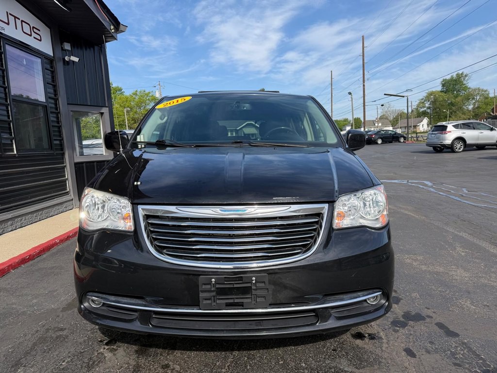 2015 Chrysler Town & Country Image 2