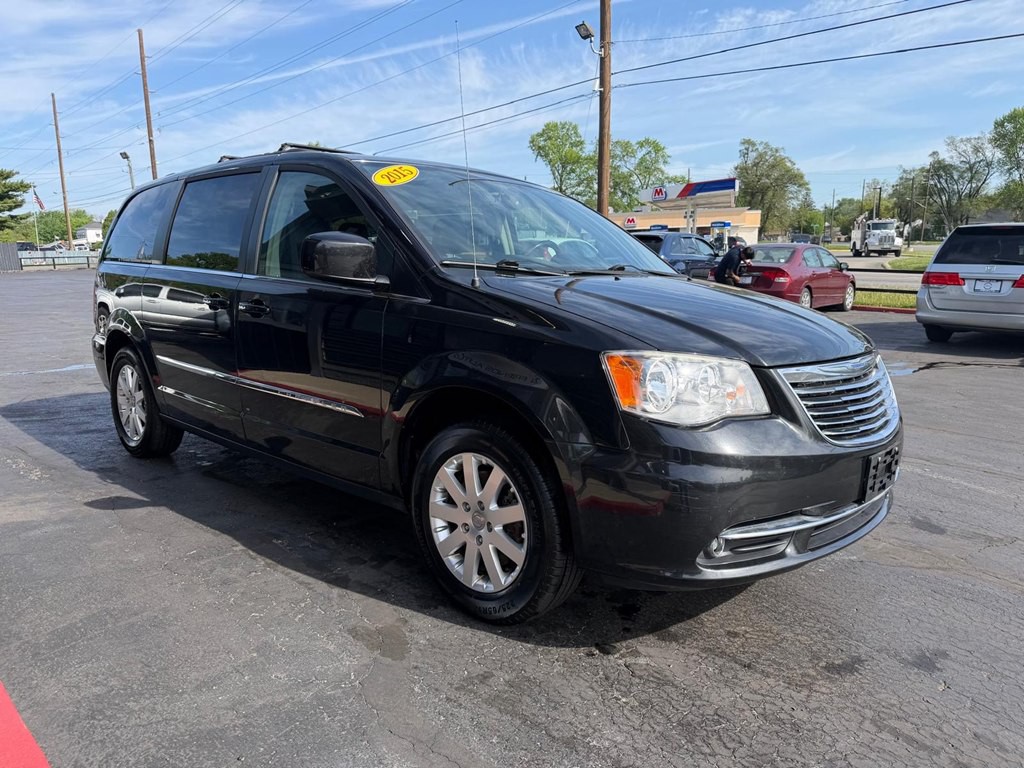 2015 Chrysler Town & Country Image 3