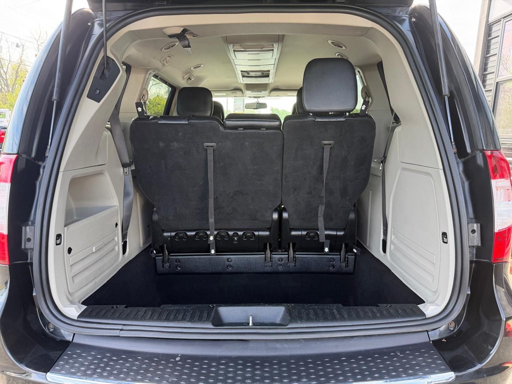2015 Chrysler Town & Country Image 8