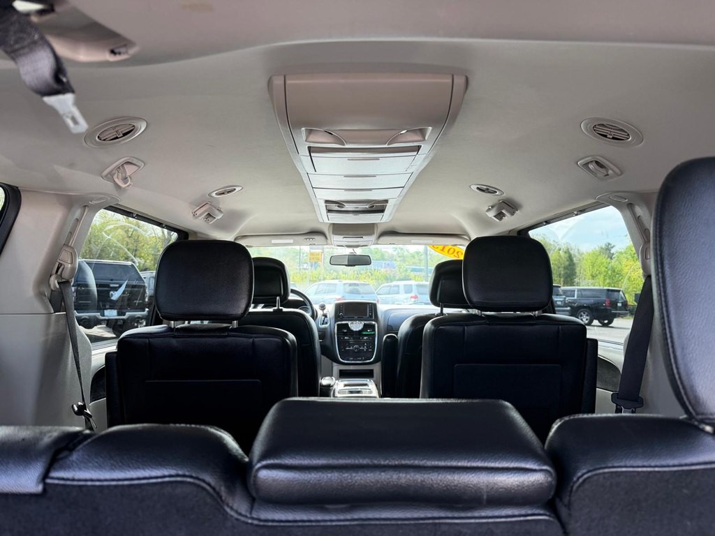 2015 Chrysler Town & Country Image 9