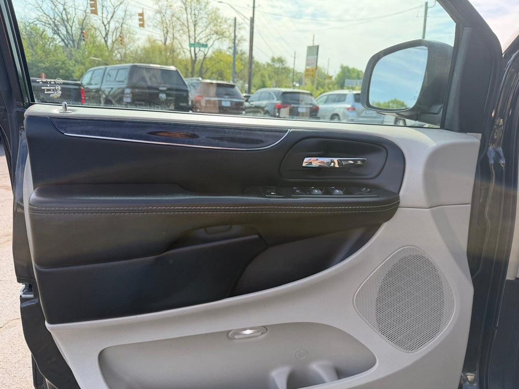 2015 Chrysler Town & Country Image 10