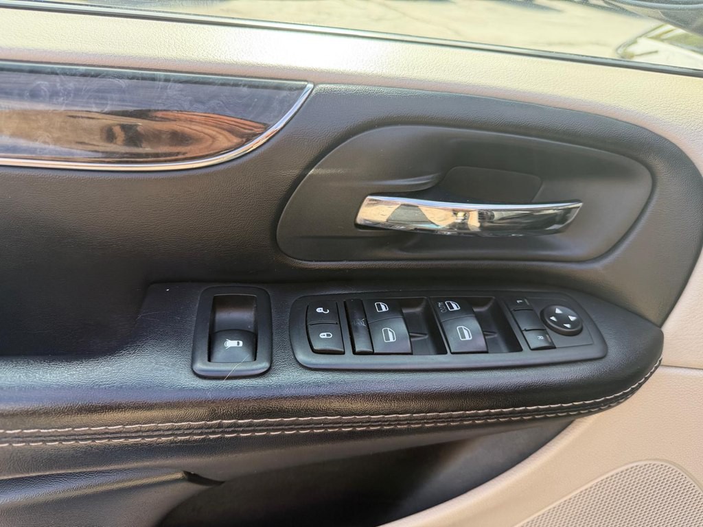 2015 Chrysler Town & Country Image 11