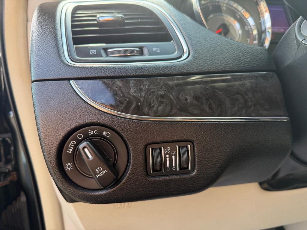 2015 Chrysler Town & Country Image 12