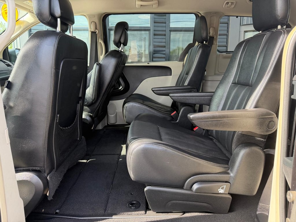 2015 Chrysler Town & Country Image 14
