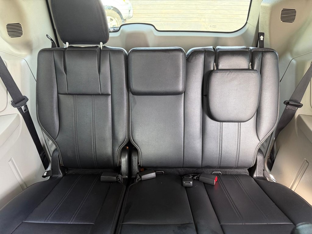 2015 Chrysler Town & Country Image 15