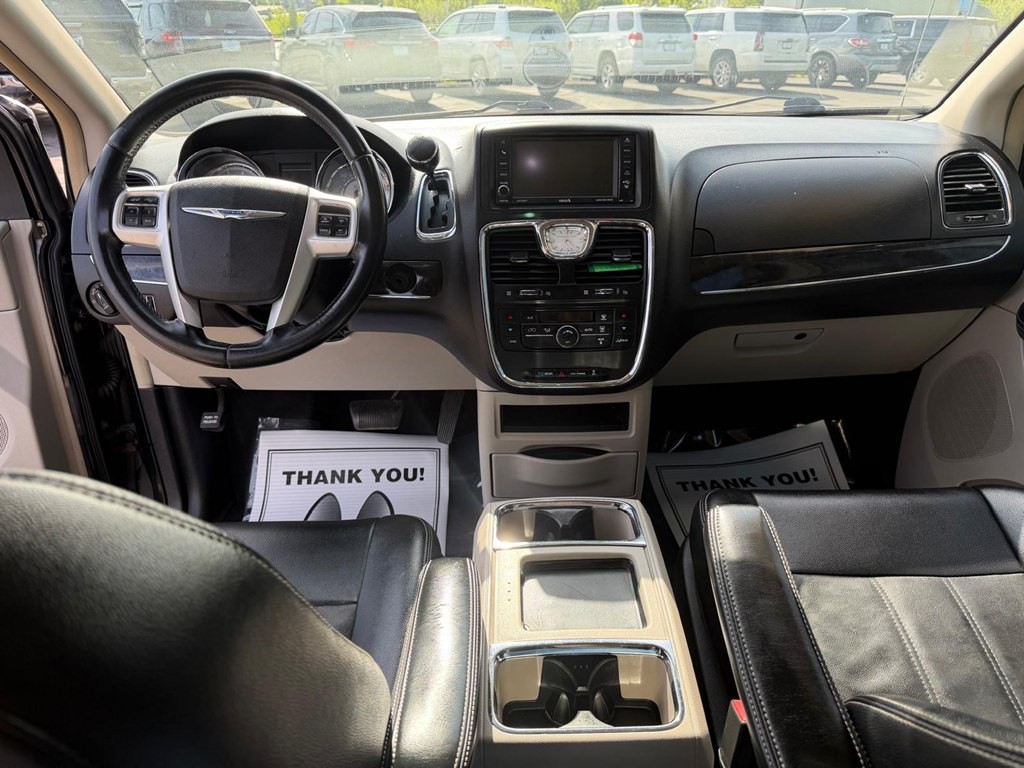2015 Chrysler Town & Country Image 16