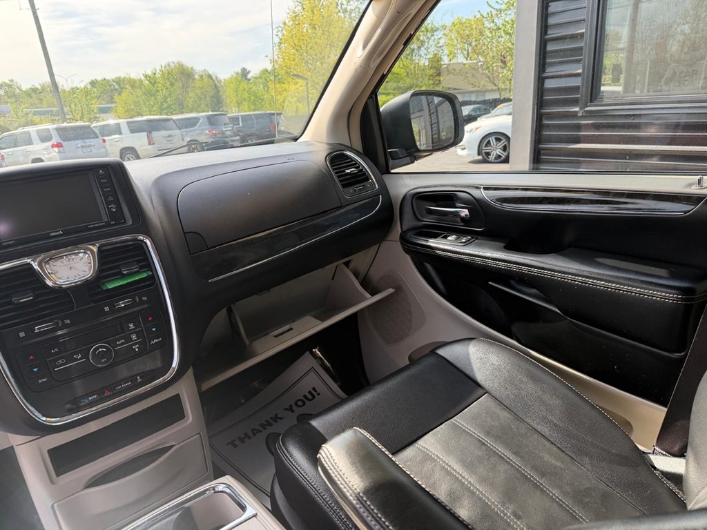 2015 Chrysler Town & Country Image 17