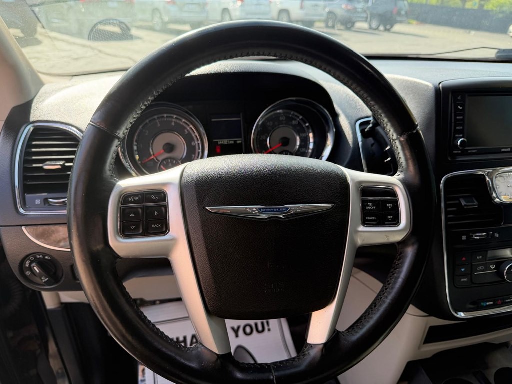 2015 Chrysler Town & Country Image 18