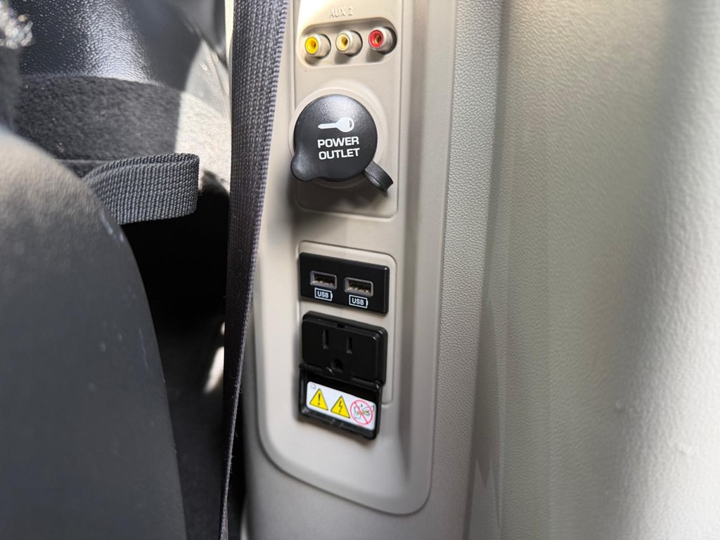 2015 Chrysler Town & Country Image 21