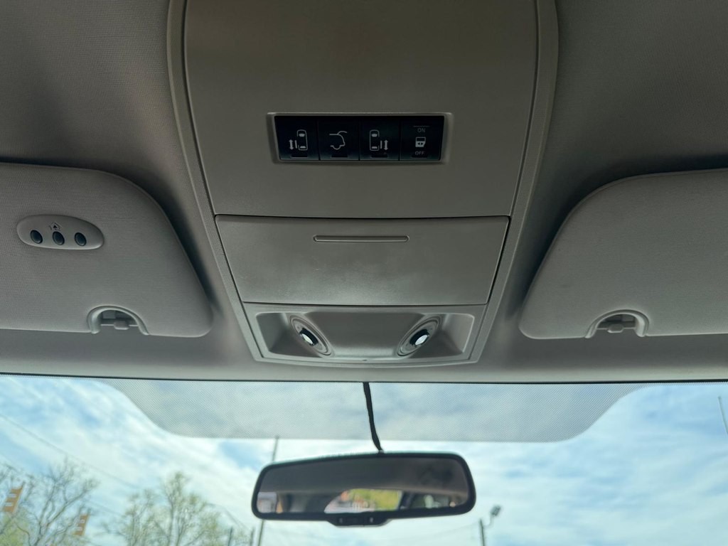 2015 Chrysler Town & Country Image 24