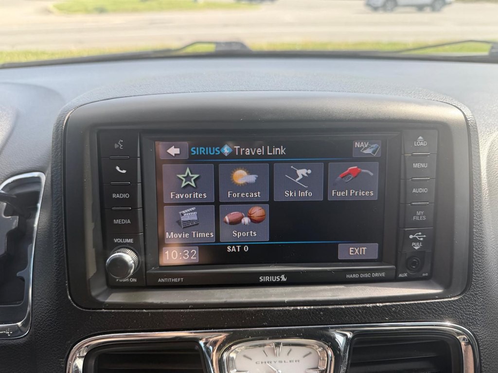 2015 Chrysler Town & Country Image 25