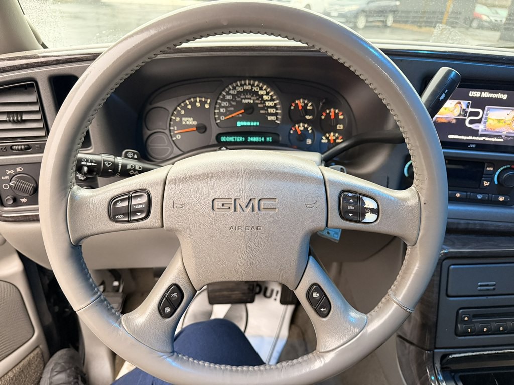 2004 GMC Yukon Image 8