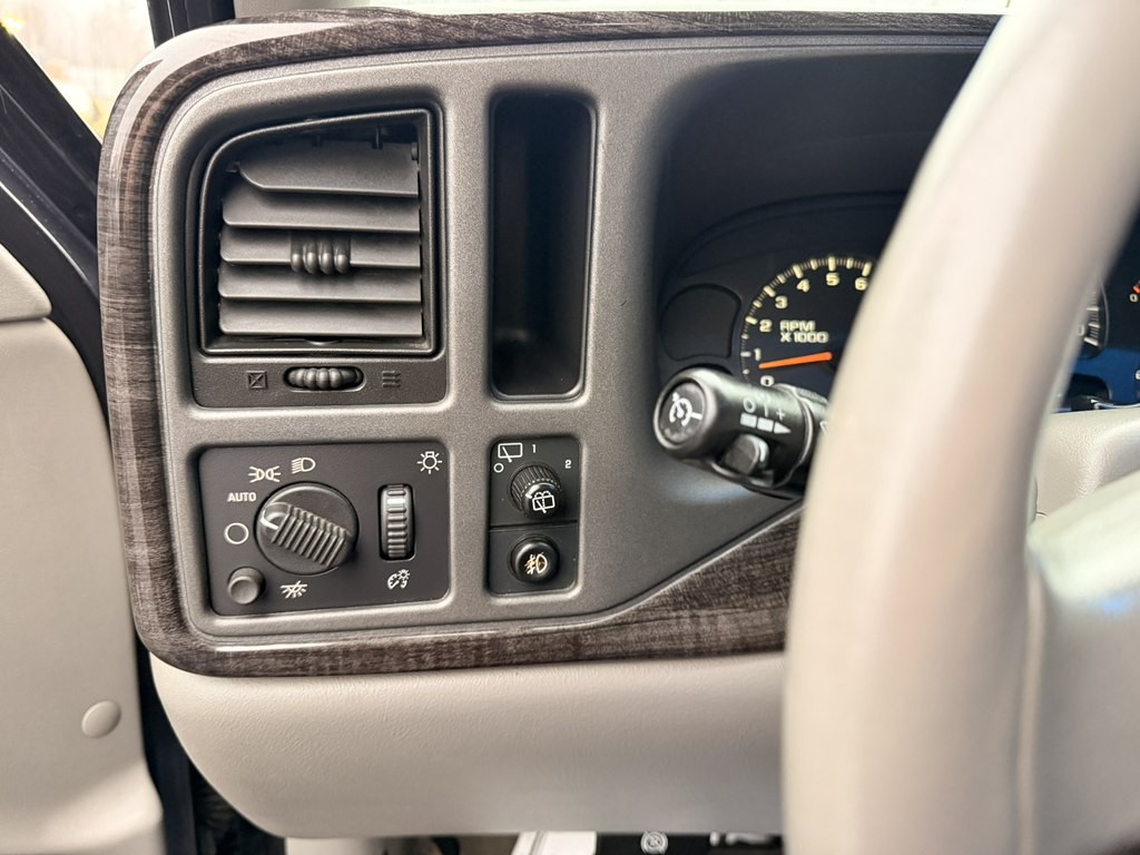 2004 GMC Yukon Image 10