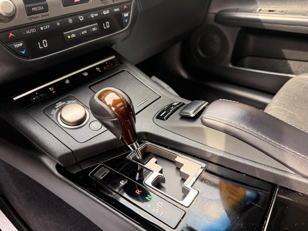 2014 Lexus ES Image 16