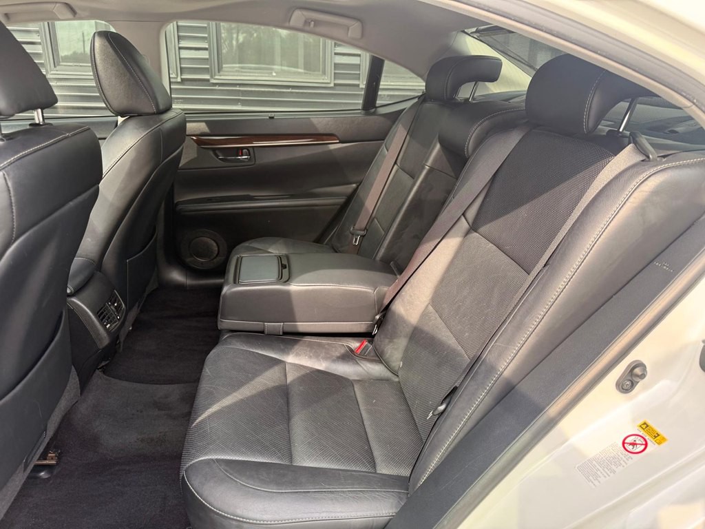 2014 Lexus ES Image 20
