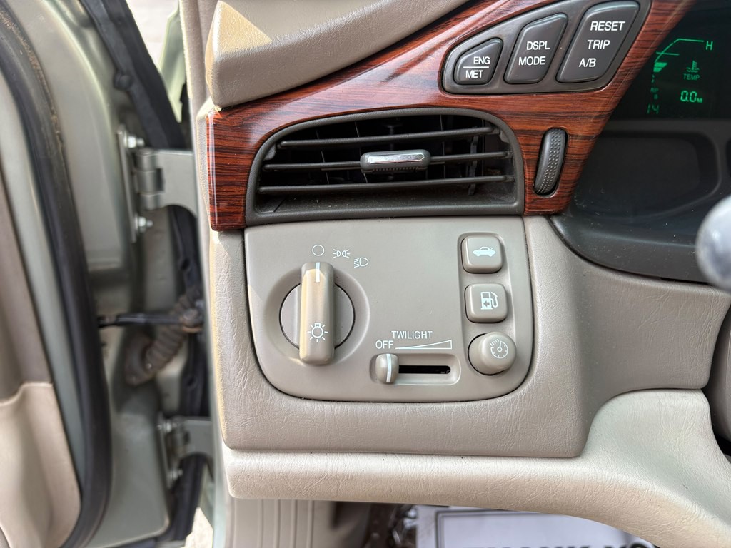 2005 Cadillac DeVille Image 10