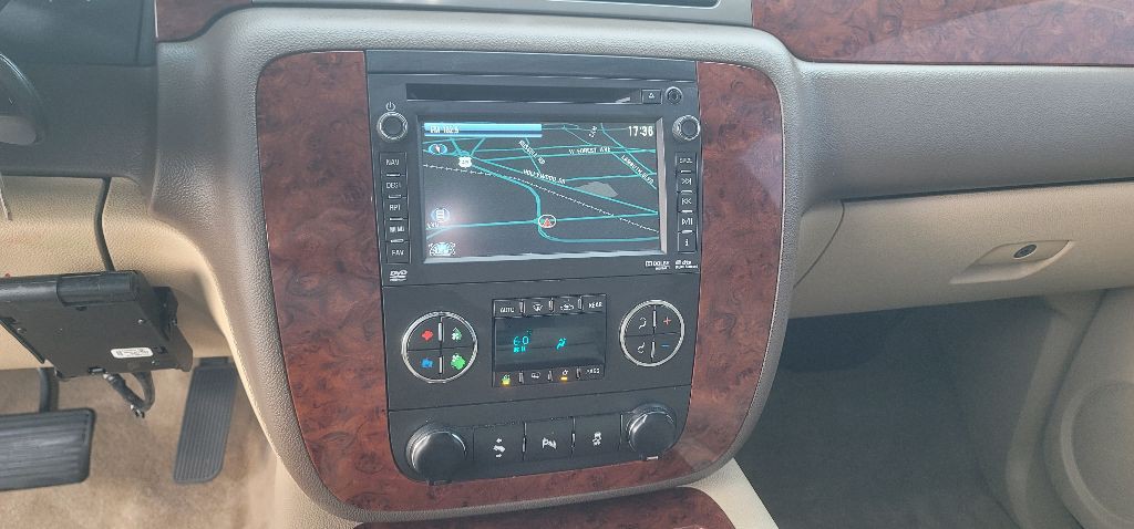 2012 Chevrolet Suburban Image 16