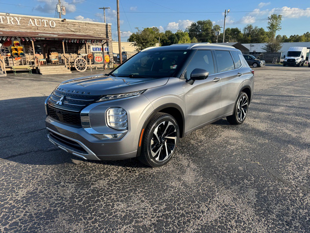 2022 Mitsubishi Outlander Image 2