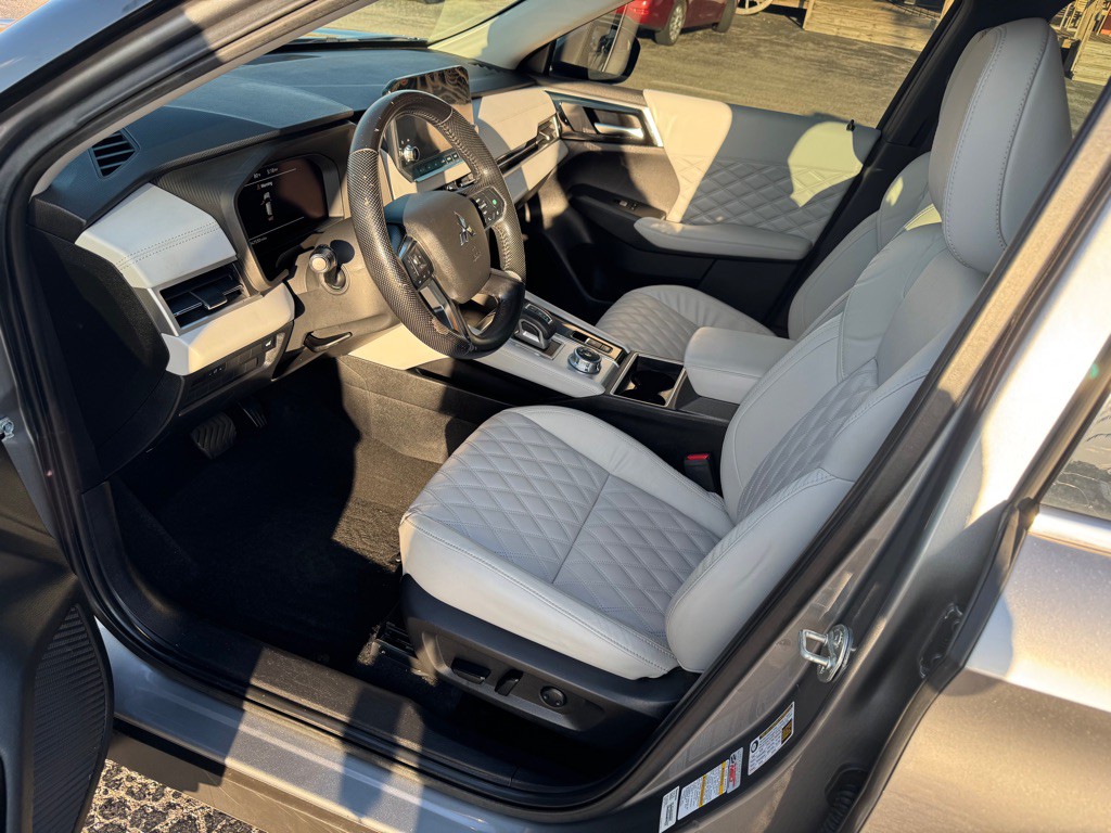 2022 Mitsubishi Outlander Image 16