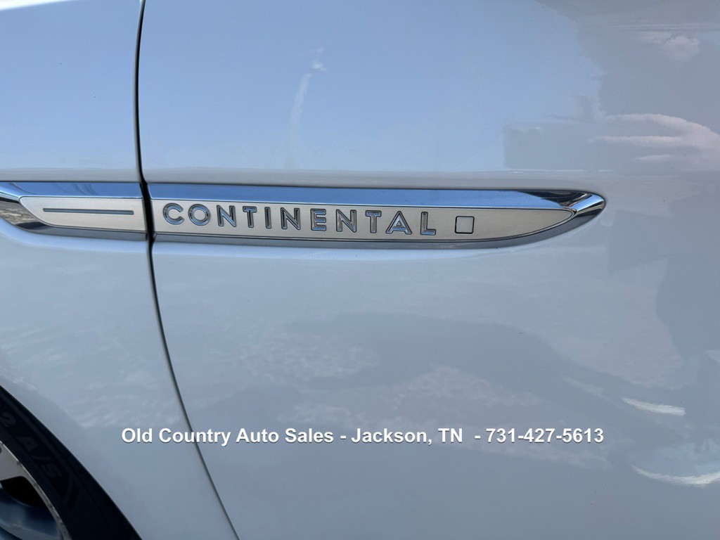 2017 Lincoln Continental Image 9