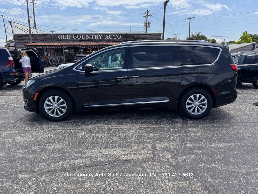 2019 Chrysler Pacifica Image 1