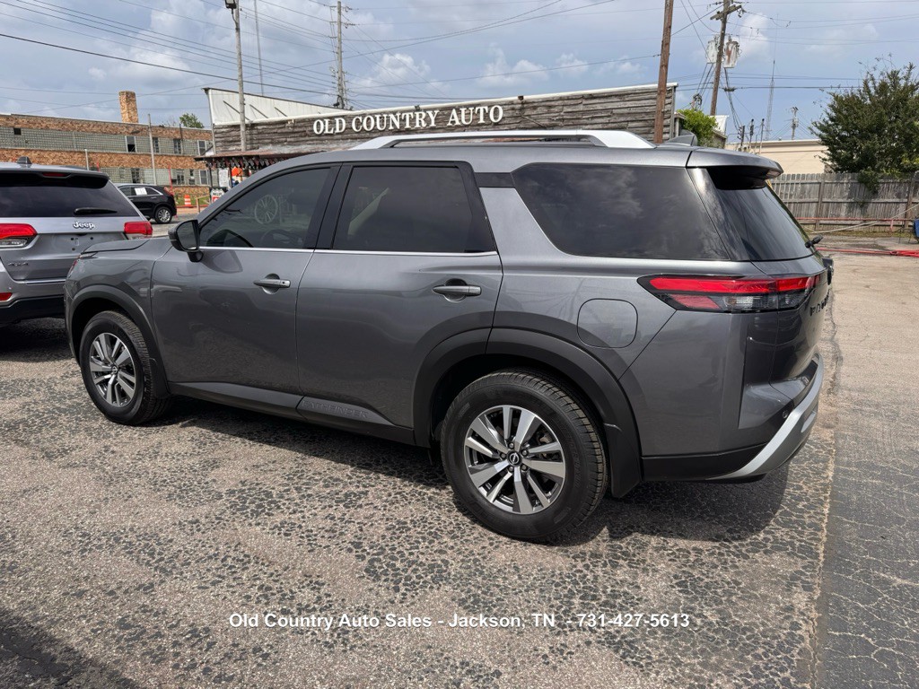 2022 Nissan Pathfinder Image 2