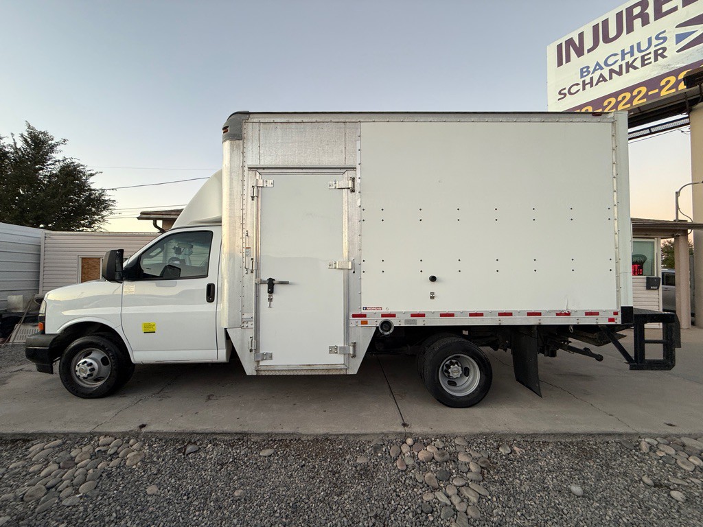 2018 Chevrolet Express Image 2