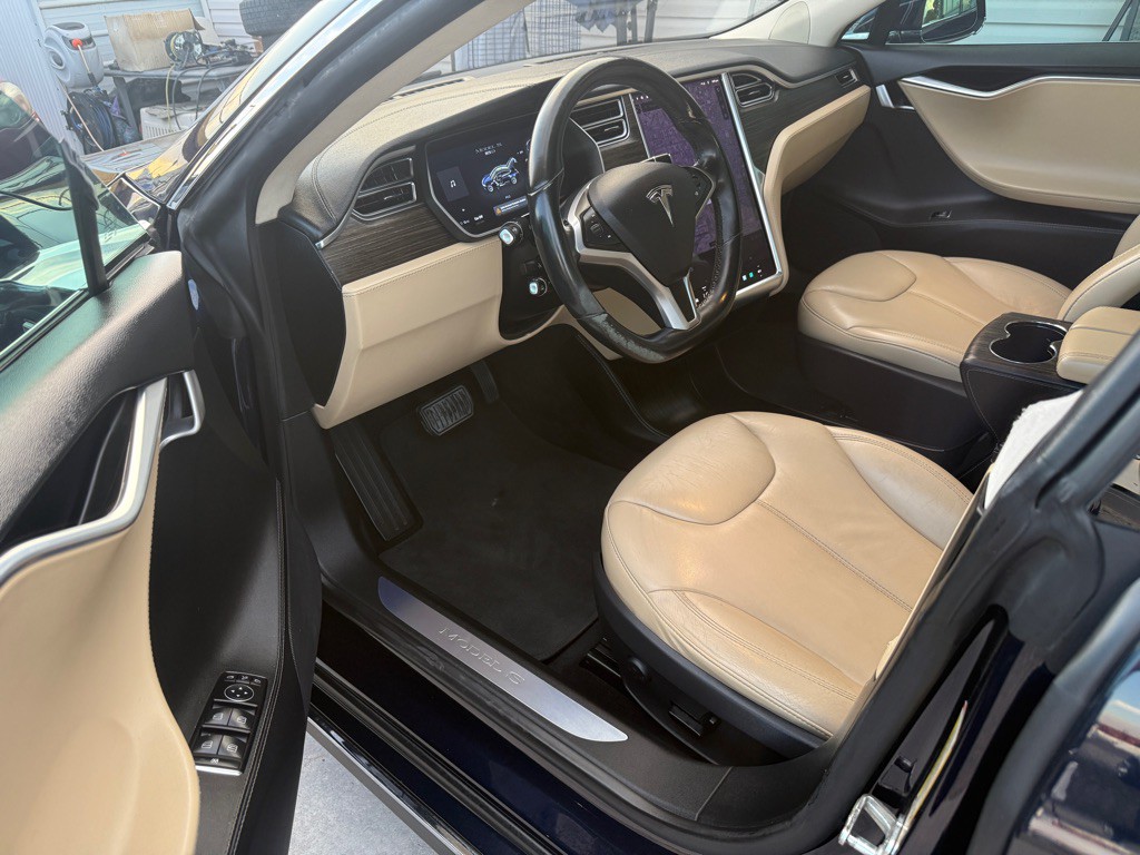 2015 Tesla Model S Image 8