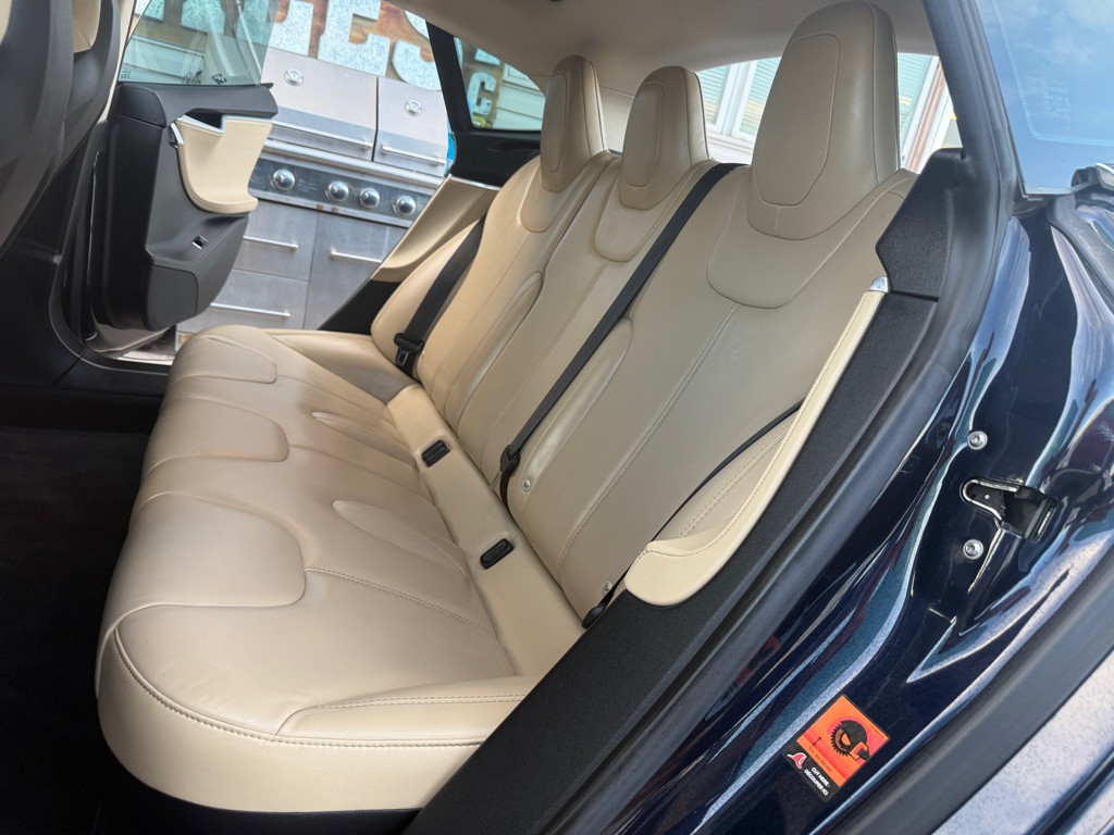 2015 Tesla Model S Image 10