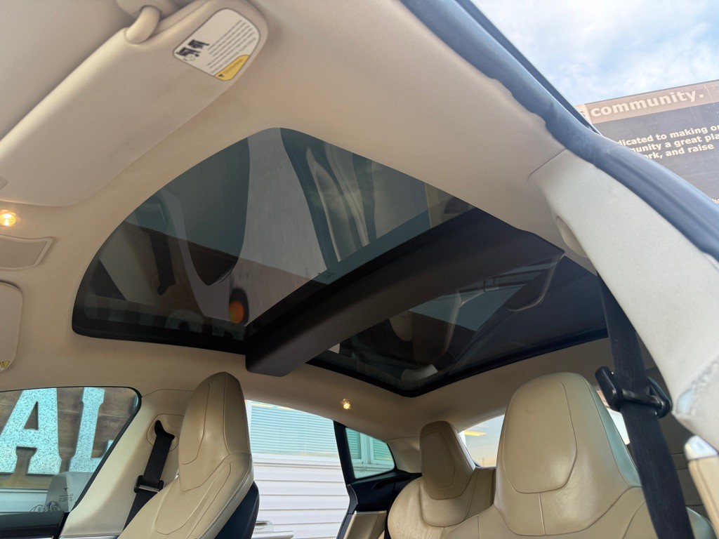 2015 Tesla Model S Image 11