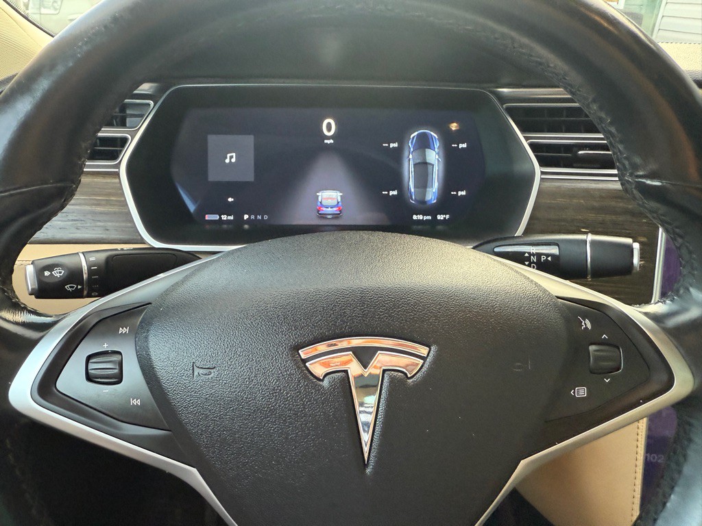 2015 Tesla Model S Image 12