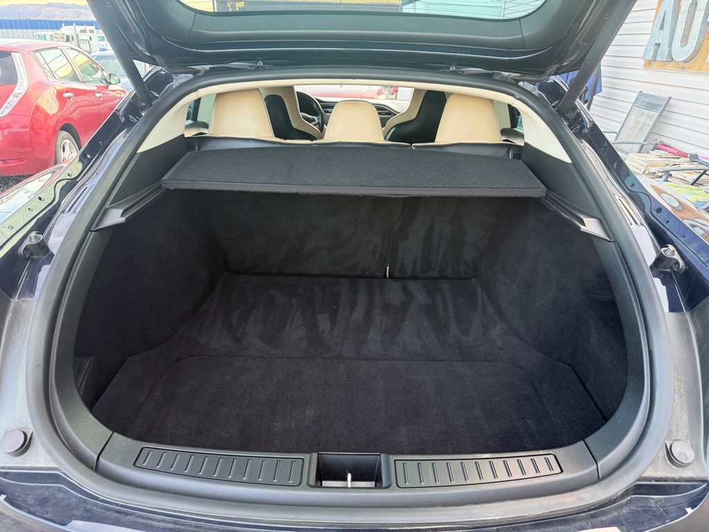 2015 Tesla Model S Image 15